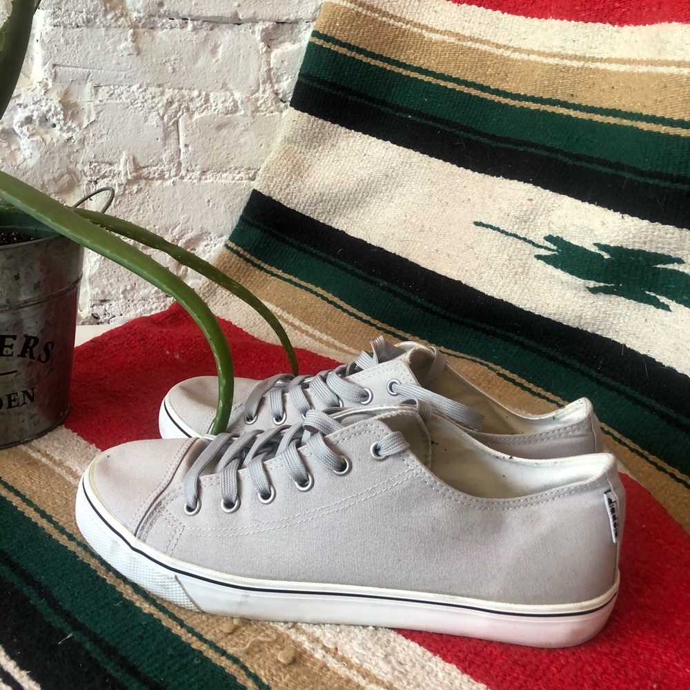 MEN grey diadora tennis /  summer shoes - size 9.5